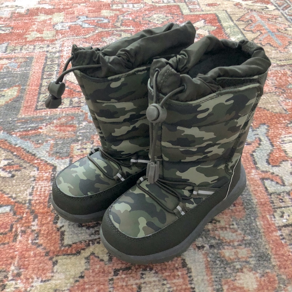 Lands End camo snow boots for boys size 10.